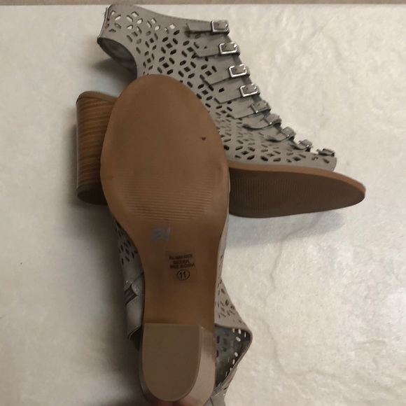 Neutral light grey/bone Chunky Heels with buckles - Picture 3 of 7